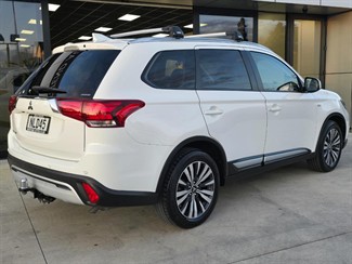 2021 Mitsubishi Outlander - Thumbnail