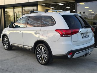 2021 Mitsubishi Outlander - Thumbnail