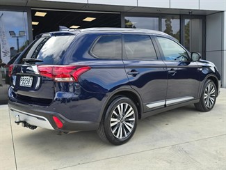 2022 Mitsubishi Outlander - Thumbnail