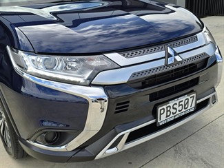 2022 Mitsubishi Outlander - Thumbnail