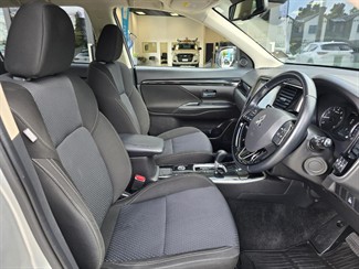 2022 Mitsubishi Outlander - Thumbnail