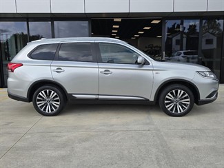 2022 Mitsubishi Outlander - Thumbnail