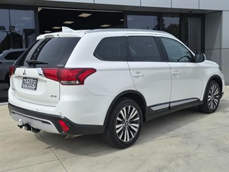 2020 Mitsubishi Outlander - Thumbnail