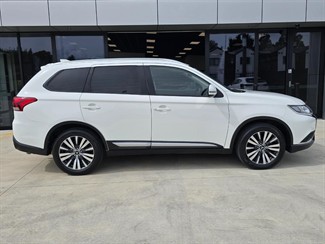 2020 Mitsubishi Outlander - Thumbnail