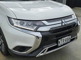 2021 Mitsubishi Outlander - Thumbnail