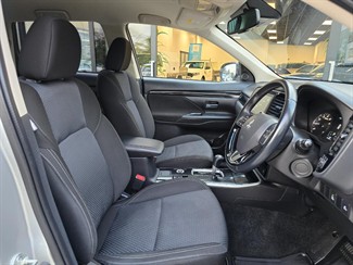 2022 Mitsubishi Outlander - Thumbnail