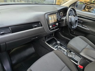 2022 Mitsubishi Outlander - Thumbnail