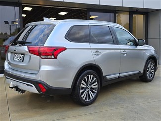 2022 Mitsubishi Outlander - Thumbnail