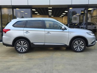 2022 Mitsubishi Outlander - Thumbnail