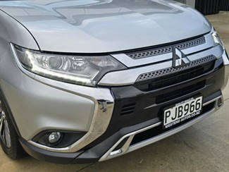 2022 Mitsubishi Outlander - Thumbnail