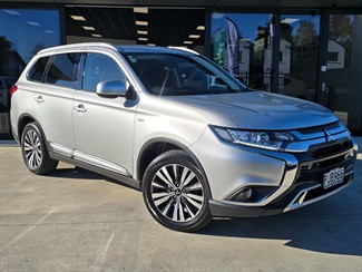 2022 Mitsubishi Outlander - Thumbnail