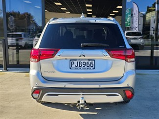 2022 Mitsubishi Outlander - Thumbnail
