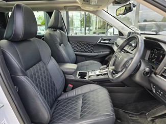 2022 Mitsubishi Outlander - Thumbnail