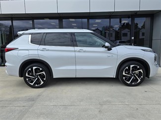 2022 Mitsubishi Outlander - Thumbnail