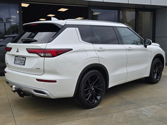 2021 Mitsubishi Outlander - Thumbnail