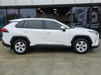 2021 Toyota RAV4 - Thumbnail