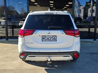 2020 Mitsubishi Outlander - Thumbnail