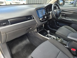 2022 Mitsubishi Outlander - Thumbnail