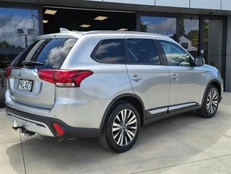 2022 Mitsubishi Outlander - Thumbnail
