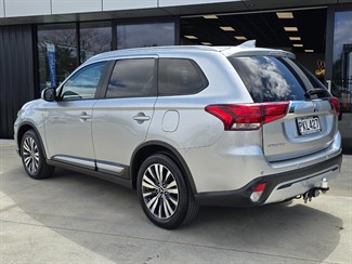2022 Mitsubishi Outlander - Thumbnail