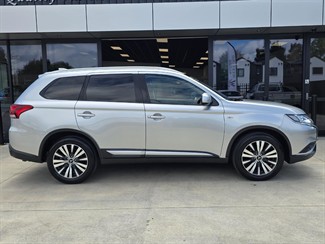 2022 Mitsubishi Outlander - Thumbnail