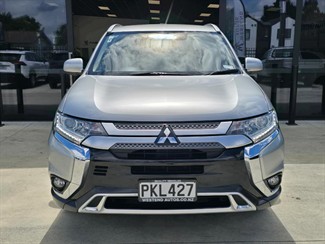 2022 Mitsubishi Outlander - Thumbnail
