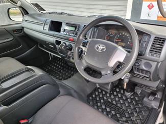 2015 Toyota Hiace - Thumbnail